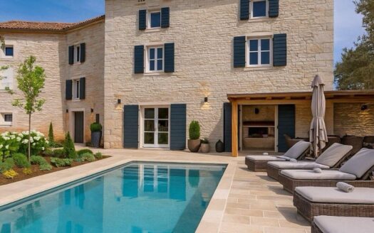 FOR SALE – Family estate with a semi-detached house and a large garden