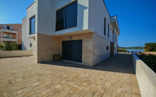 FOR SALE – fully furnished house at the sea front in Srima